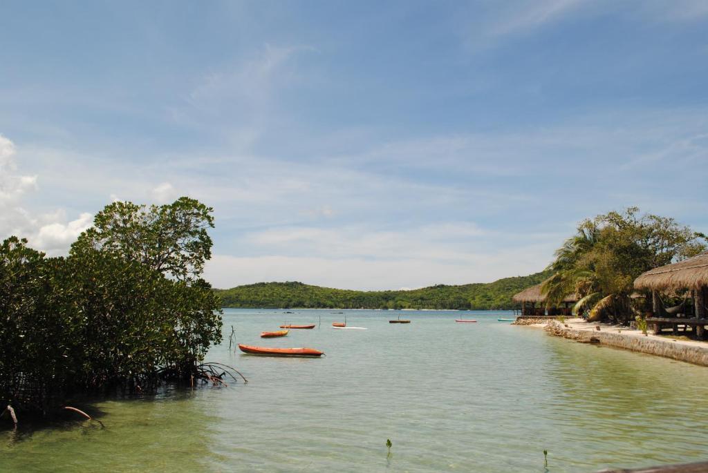 בוסואנגה Coral Bay Beach And Dive Resort מראה חיצוני תמונה